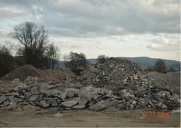 Naslovna slika prispevka Nezakonito ravnanje z gradbenimi odpadki v Grosupljem in Ivančni Gorici